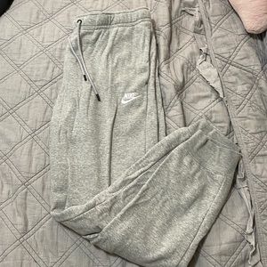 Women’s nike grey sweatpants, size L